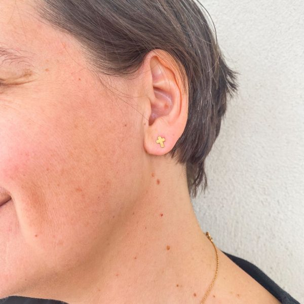 Boucle d'oreille Puce en Plaqué or ornée d'une croix chrétienne | Saint Jean – Image 2