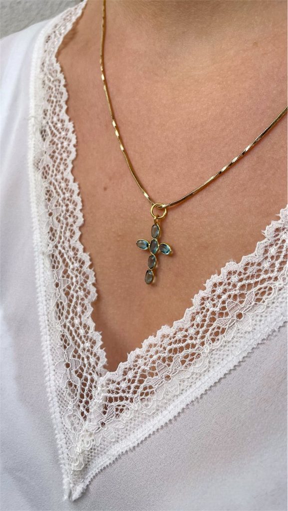 Croix catholique en pierres bleue naturelles – bijou de foi et de lumière