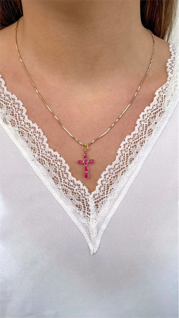 Collier croix rose fuchsia en pierres fines – bijou religieux audacieux et féminin