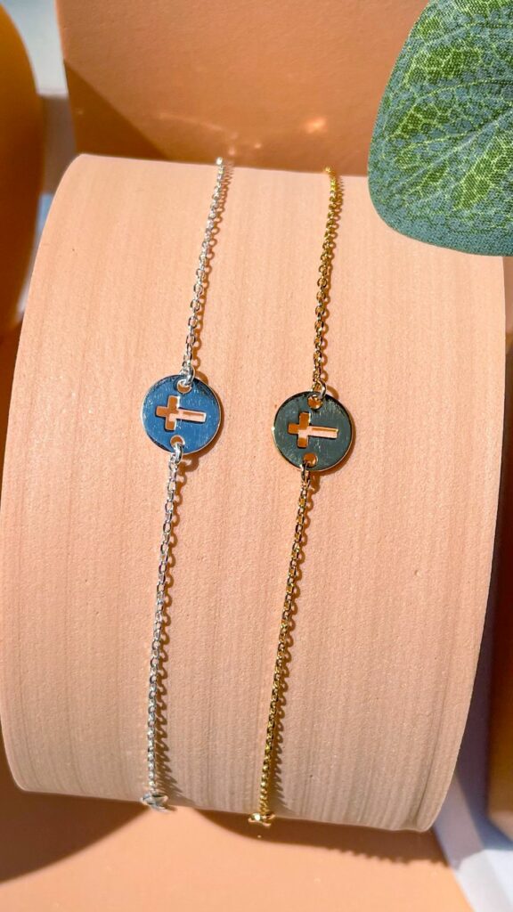 Bracelets croix chrétienne femme en argent et plaqué or médaille croix évidée bijou religieux discret et élégant