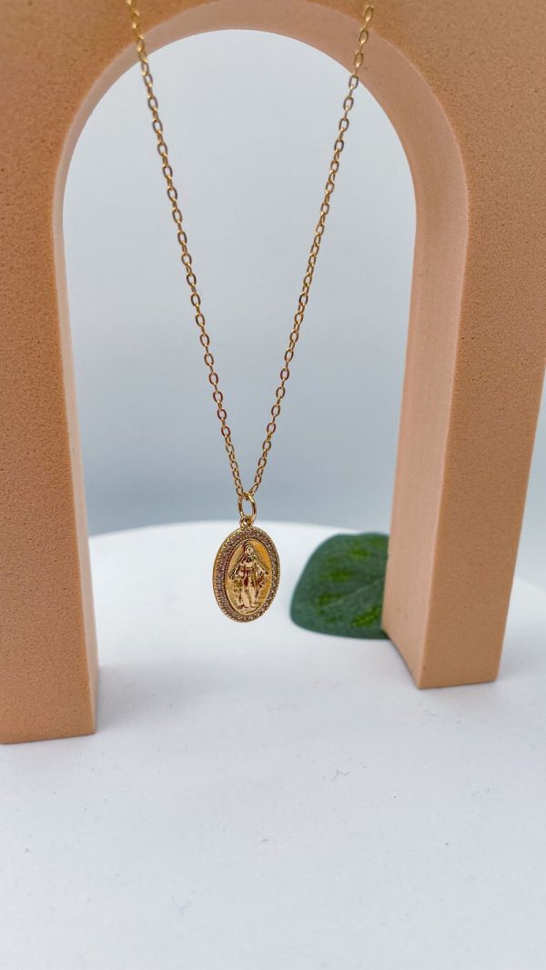 Médaille Vierge Marie dorée suspendue entre deux éléments, bijou élégant et spirituel