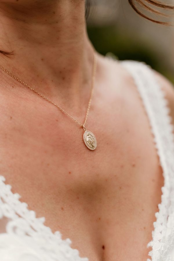 Collier religieux Santa Maria en plaqué or porté au quotidien avec tenue décontractée