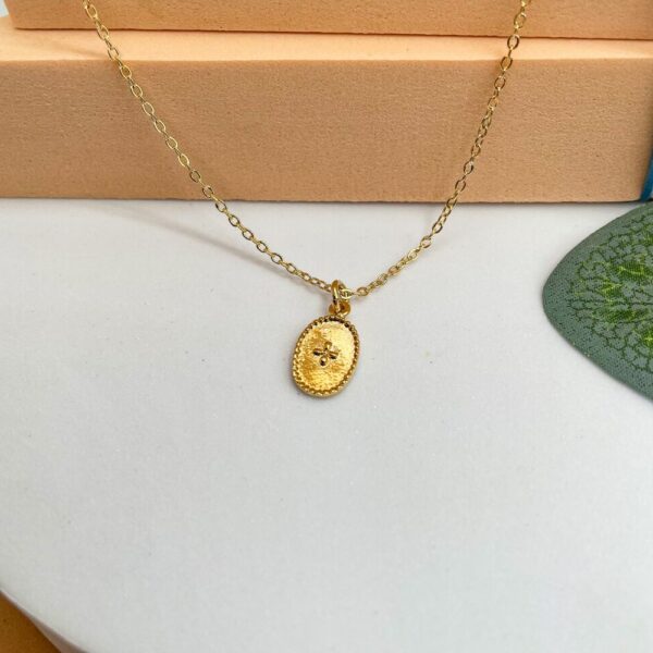 Collier ras du cou en plaqué or avec médaille ovale perlée gravée d'une croix stylisée - Santorin