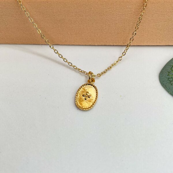 Collier ras du cou en plaqué or avec médaille ovale perlée gravée d'une croix stylisée - Santorin