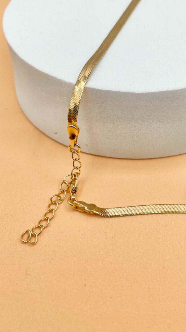 Collier ras du cou maille serpent plaqué or brillant sur fond blanc – bijou tendance et élégant pour femme