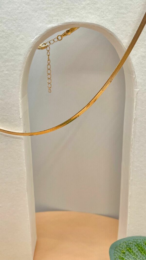 Collier ras du cou maille serpent plaqué or brillant sur fond blanc – bijou tendance et élégant pour femme