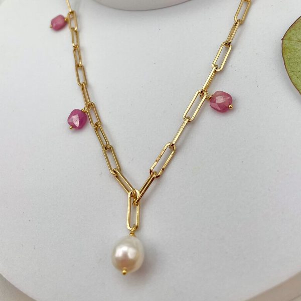 Collier plaqué or avec mailles rectangulaires, perles naturelles de rubis rose et perle de culture centrale – bijou élégant et raffiné