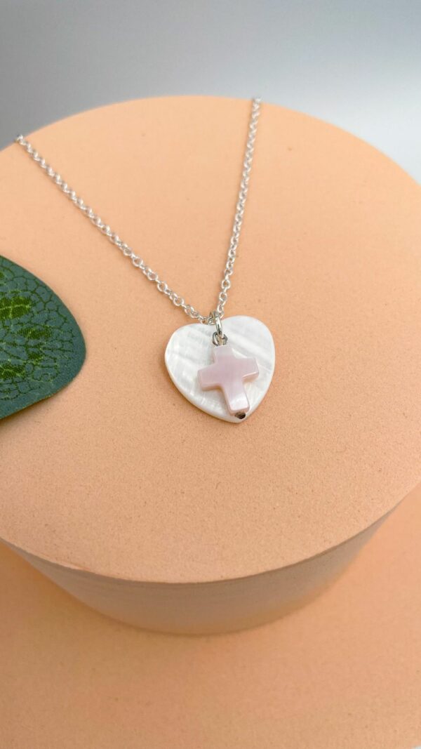 Collier catho de première communion en argent et croix en nacre rose posée sur un cœur en nacre blanche | Viens dans mon cœur