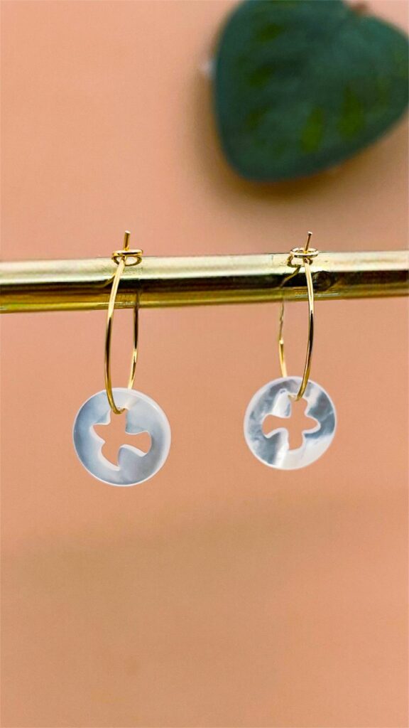 Boucles d’Oreilles créoles Nacre véritable et Plaqué Or | Colombe de la Paix