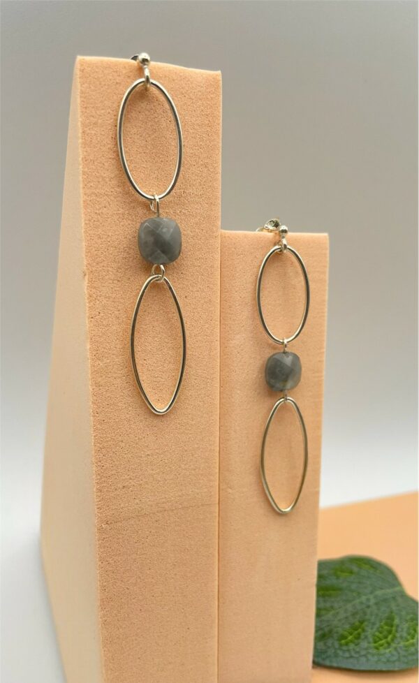 Boucles d'oreilles pendantes en argent et quartz gris