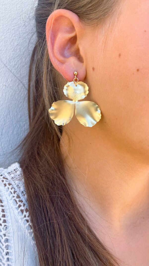 Boucles d’oreilles dorées pétales de fleur – bijou féminin élégant et lumineux