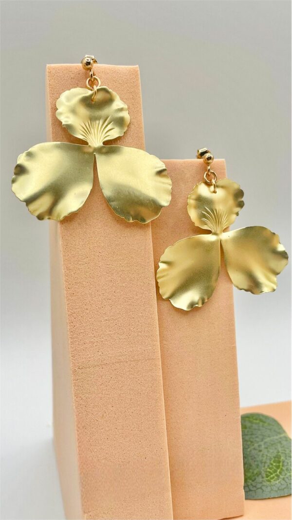 Boucles d’oreilles dorées en forme de fleur – bijou féminin élégant et lumineux