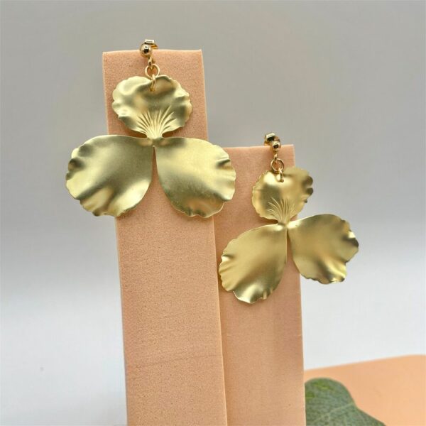 Boucles d’oreilles fleur dorée – bijou élégant et lumineux en métal martelé