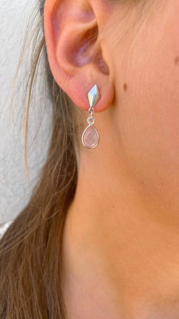Boucles d'oreilles en argent avec pendentifs goutte en calcédoine teintée rose ou fuchsia, légères et hypoallergéniques- Gemmes...& Vous