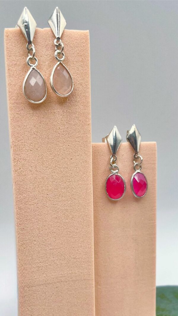 Boucles d'oreilles en argent avec pendentifs goutte en calcédoine teintée rose ou fuchsia, légères et hypoallergéniques- Gemmes...& Vous