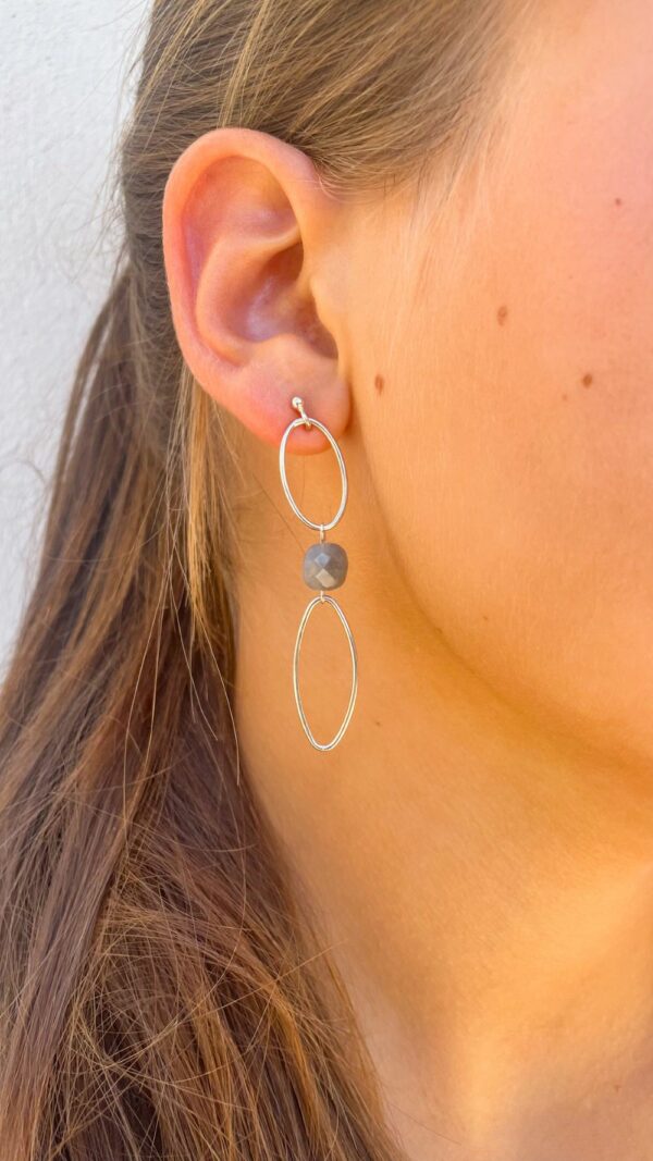Boucles d’oreilles pendantes en argent avec quartz gris facetté – style moderne et raffiné