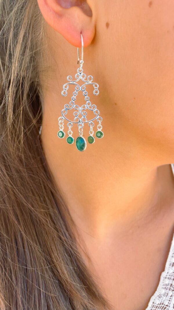 Boucles d’oreilles chandeliers argent et onyx vert portées – bijou féminin raffiné et lumineux