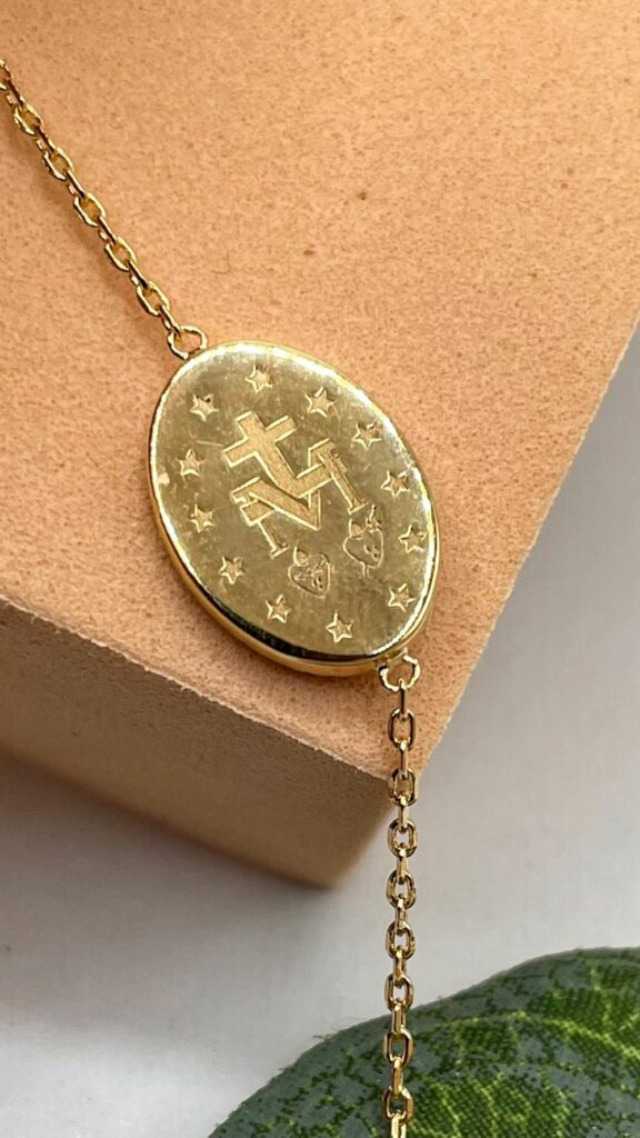 Bracelets religieux modernes en plaqué or avec médailles colorées et émaillées de la médaille miraculeuse- Médaille Vierge Marie- Bijoux chrétiens modernes Gemmes & Vous