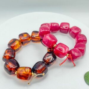 Bracelets perles cube femme en grosses perles cubes de résine framboise et écaille ambrée.