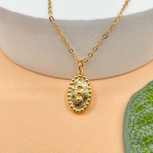 Collier médaille ovale en plaqué or avec trois points en relief – bijou délicat Trois Îlets signé Gemmes & Vous