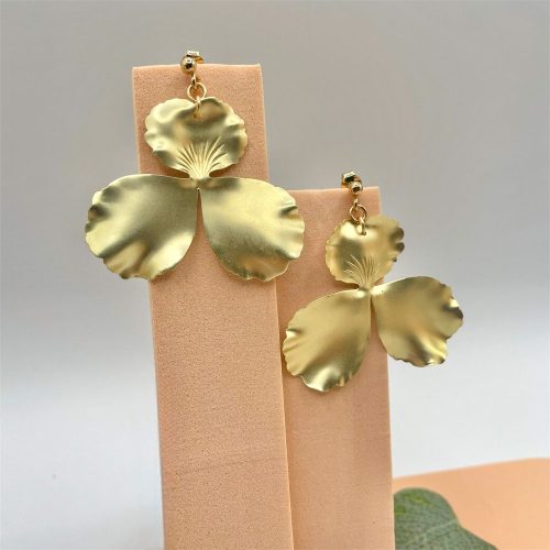 Boucles d’oreilles fleur dorée – bijou élégant et lumineux en métal martelé