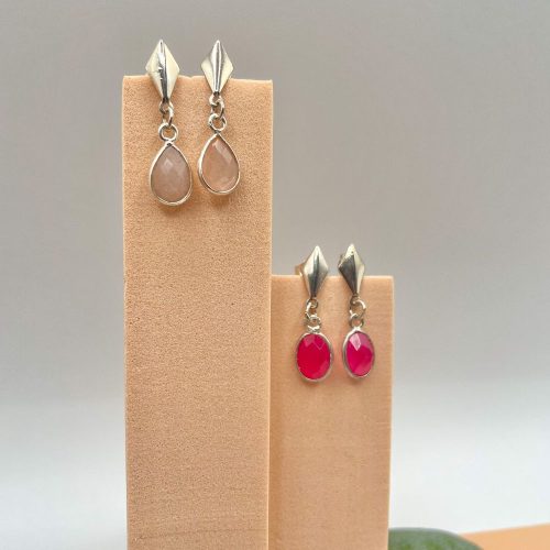 Boucles d'oreilles en argent avec pendentifs goutte en calcédoine teintée rose ou fuchsia, légères et hypoallergéniques- Gemmes...& Vous