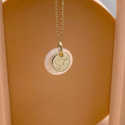 Collier chrétien colombe de la paix sur nacre blanche avec médaille plaqué or et chaîne fine, bijou religieux moderne femme élégante.
