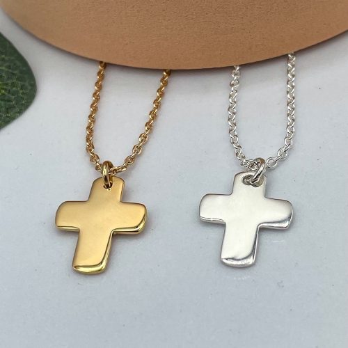Colliers croix modernes en argent et plaqué or avec pendentif croix aux formes arrondies.
