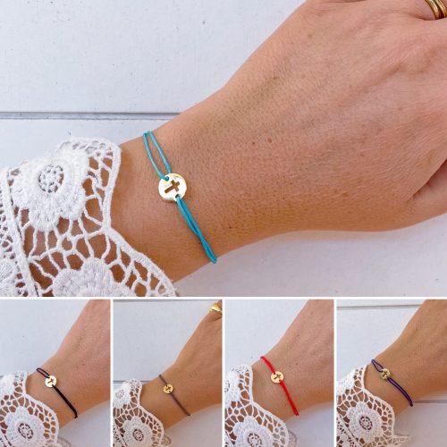 Bracelet croix chrétienne femme cordon coloré médaille plaqué or bijou religieux moderne personnalisable.