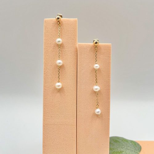 Boucles d’oreilles pendantes en plaqué or et perles de culture, bijou féminin élégant et raffiné.