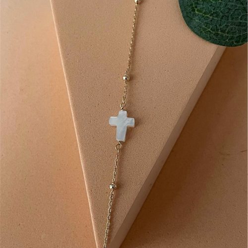 Bracelet chaine bille ou rosaire en plaqué or et croix en nacre