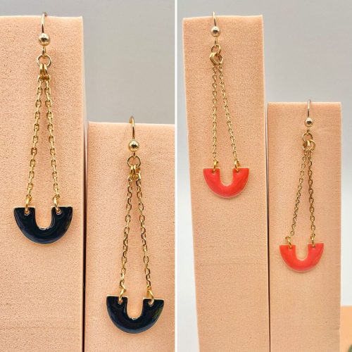 Paire de boucles d’oreilles Burano en résine orange et noire avec chaînes plaqué or – Bijoux fait main modernes et élégants