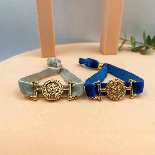 Bracelets Esprit Saint en velours – médailles dorées à l'or fin sur ruban bleu et gris clair.