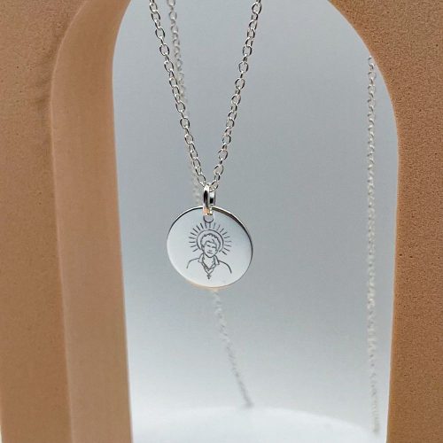 Collier médaille Carlos acutis en argent sur chaîne fine, bijou chrétien moderne présenté sur arche.