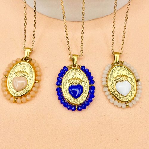 Collier religieux modernes avec une médaille du Cœur Sacré de Jésus entourée de perles colorées- bijoux chrétiens Gemmes..& Vous