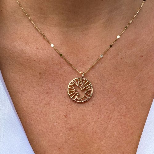 Collier colombe ajourée plaqué or porté sur peau nue symbole de paix et lumière