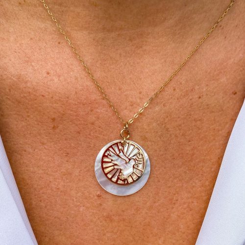 Collier colombe et nacre plaqué or porté sur chemisier blanc