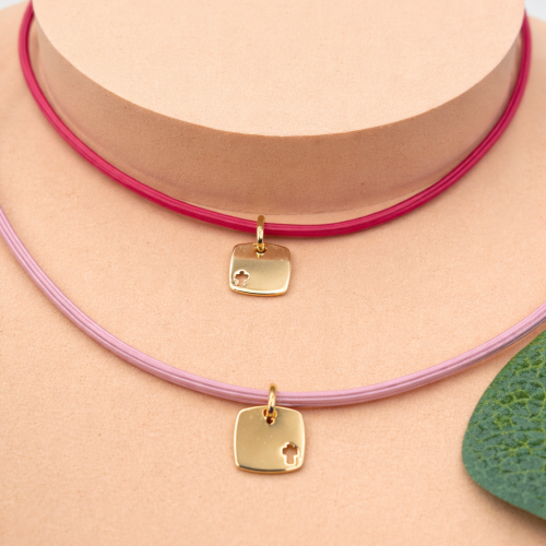 Colliers chrétiens modernes sur cordon coloré avec médaille carrée plaqué or et petite croix ajourée, bijou discret femme et ado