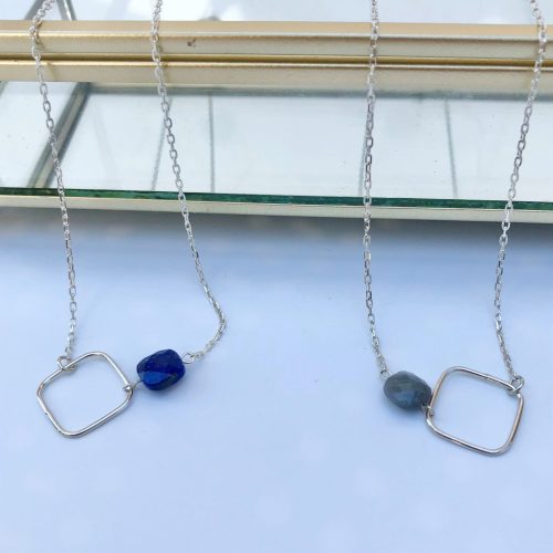 Colliers en argent avec pendentif carré et pierres fines – modèle Corsica avec lapis lazuli ou quartz gris