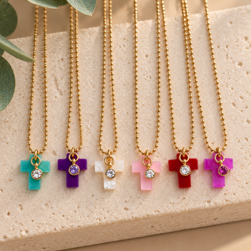 Colliers croix en nacre colorée avec pierres serties et chaînes bille en plaqué or – bijoux chrétiens modernes