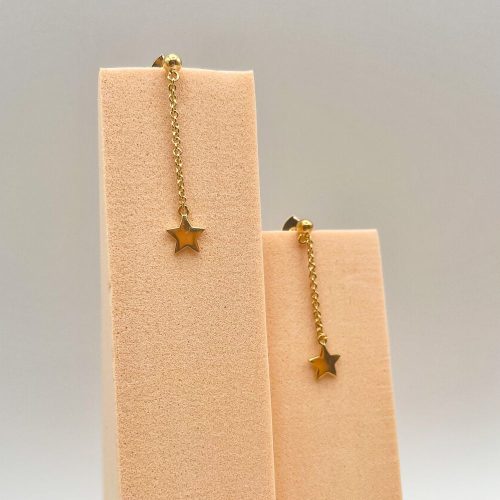 Paire de boucles d’oreilles pendantes en plaqué or avec chaîne fine et étoile.