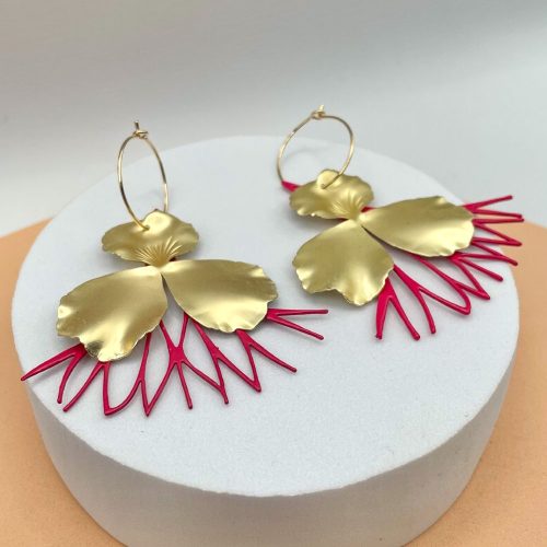 Boucles pendantes fleurs dorées et corail – bijou artisanal Toulouse