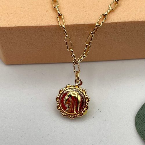 Collier médaille Vierge Marie plaqué or émaillée rouge avec chaîne fine, bijou chrétien moderne discret femme idée cadeau communion