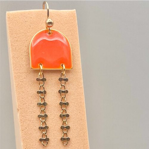 Boucles d'oreilles orange en résine et chaînes plaqué or - bijoux artisanaux faits main
