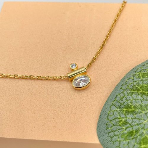 Collier Oléron en plaqué or porté en ras de cou, bijou délicat avec deux oxydes de zirconium