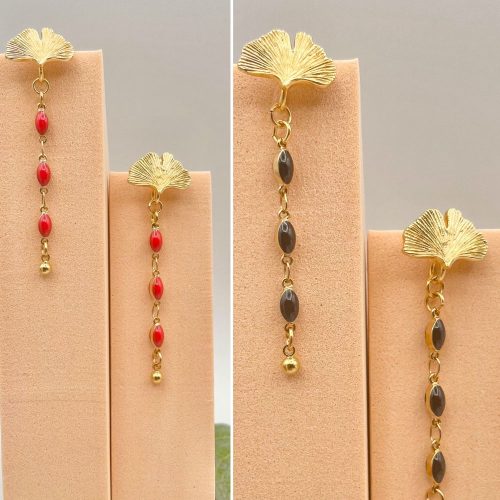 Boucles d'oreilles pendantes Ginkgo en plaqué or avec perles en résine colorée — noire et rouge