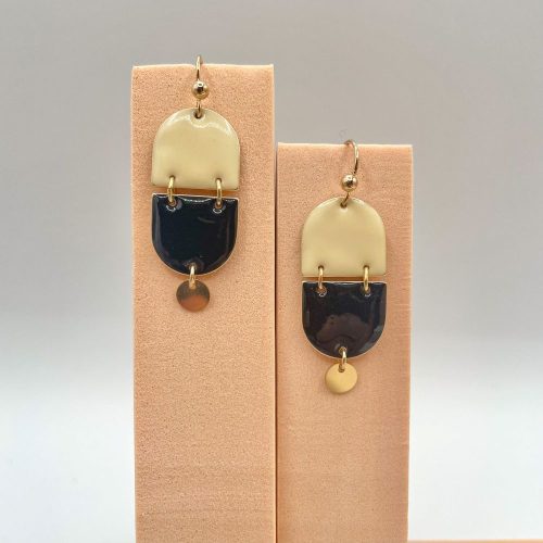 Boucles d'oreilles géométriques en plaqué or noir et blanc avec pastille dorée – Bijou femme chic et moderne, style minimaliste