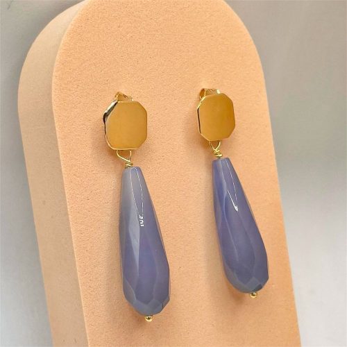 Boucles d’oreilles pendantes Ponant avec goutte en jade teinté bleu et puce d’oreille carrée en plaqué or