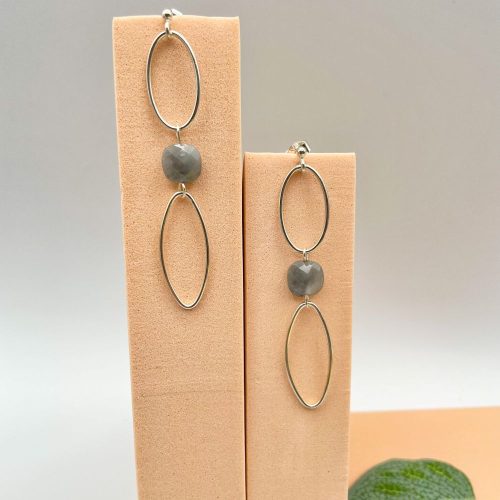 Boucles d'oreilles pendantes en argent et quartz gris