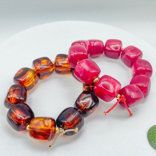 Bracelets perles cube femme en grosses perles cubes de résine framboise et écaille ambrée.